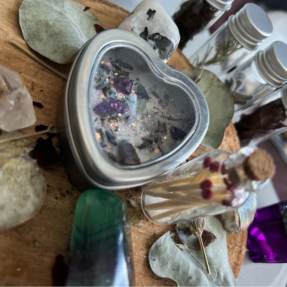 Vanilla Lavender candle with amethyst & rainbow fluorite crystals! - Picture 3 of 4